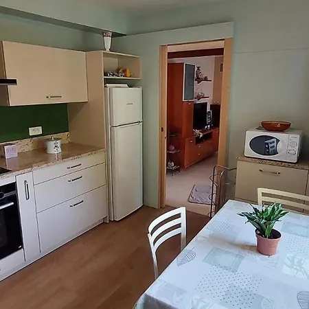 Au Premier Etage Dans Maison De Charme Avec Grand Jardin Au Rdc