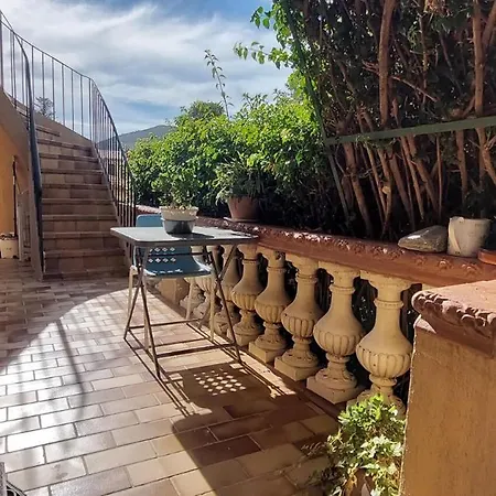 Au Premier Etage Dans Maison De Charme Avec Grand Jardin Au Rdc Lägenhet