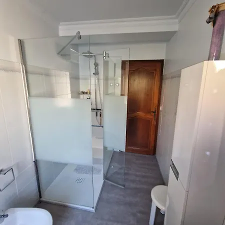 Au Premier Etage Dans Maison De Charme Avec Grand Jardin Au Rdc