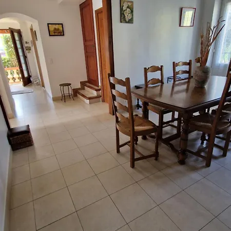 Au Premier Etage Dans Maison De Charme Avec Grand Jardin Au Rdc 公寓 *