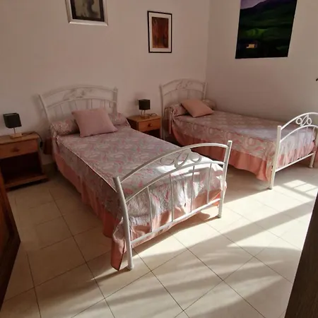 Au Premier Etage Dans Maison De Charme Avec Grand Jardin Au Rdc
