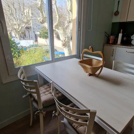 Au Premier Etage Dans Maison De Charme Avec Grand Jardin Au Rdc *