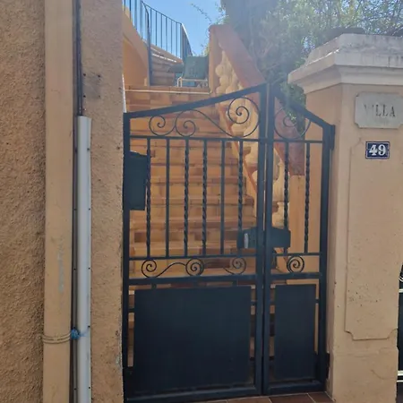Au Premier Etage Dans Maison De Charme Avec Grand Jardin Au Rdc
