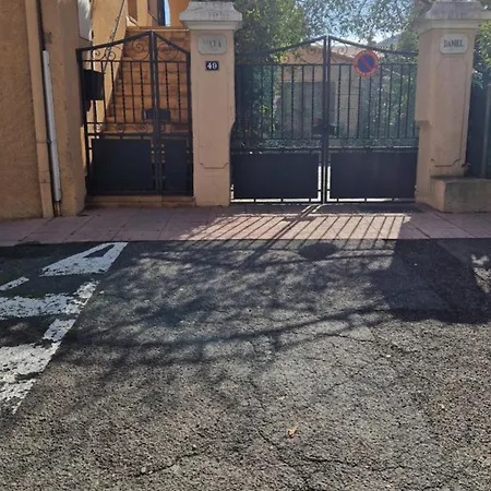Au Premier Etage Dans Maison De Charme Avec Grand Jardin Au Rdc Apartment