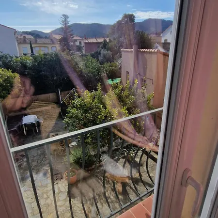 公寓 Au Premier Etage Dans Maison De Charme Avec Grand Jardin Au Rdc