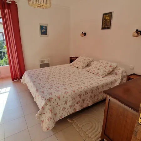 Au Premier Etage Dans Maison De Charme Avec Grand Jardin Au Rdc Lägenhet