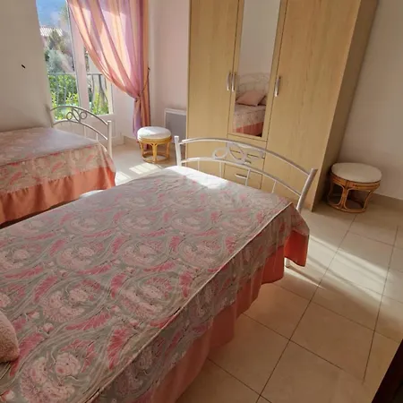 Au Premier Etage Dans Maison De Charme Avec Grand Jardin Au Rdc
