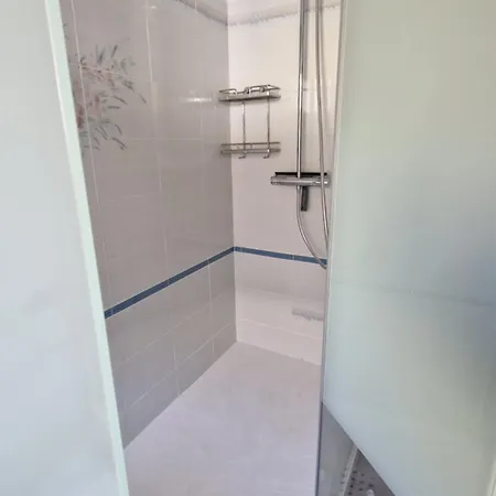 Au Premier Etage Dans Maison De Charme Avec Grand Jardin Au Rdc Lägenhet