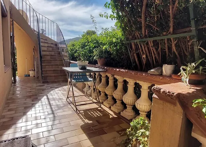 Au Premier Etage Dans Maison De Charme Avec Grand Jardin Au Rdc Διαμέρισμα