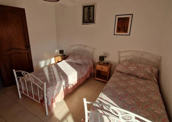 Au Premier Etage Dans Maison De Charme Avec Grand Jardin Au Rdc Διαμέρισμα *
