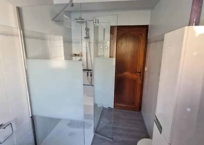 Au Premier Etage Dans Maison De Charme Avec Grand Jardin Au Rdc