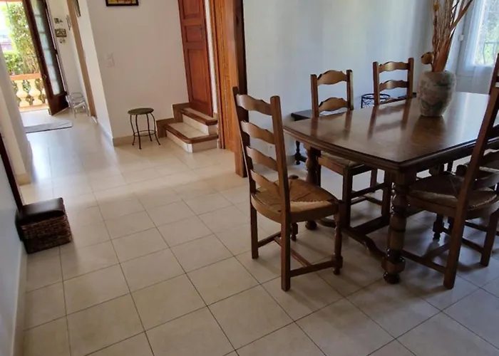 Au Premier Etage Dans Maison De Charme Avec Grand Jardin Au Rdc Διαμέρισμα *