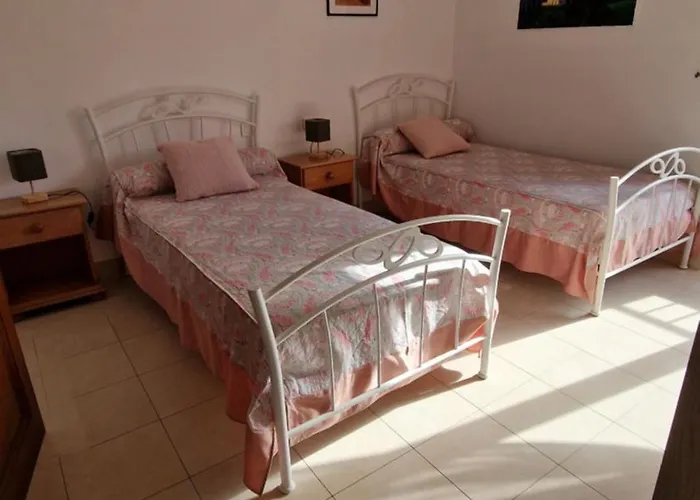 Au Premier Etage Dans Maison De Charme Avec Grand Jardin Au Rdc