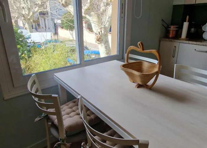 Au Premier Etage Dans Maison De Charme Avec Grand Jardin Au Rdc *