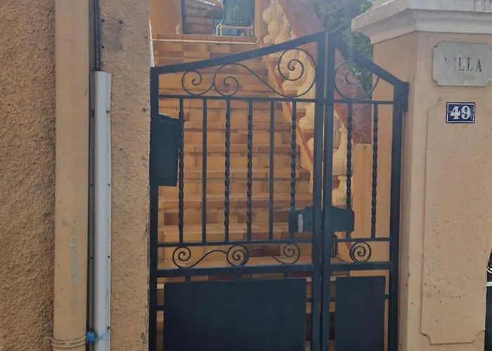 Au Premier Etage Dans Maison De Charme Avec Grand Jardin Au Rdc