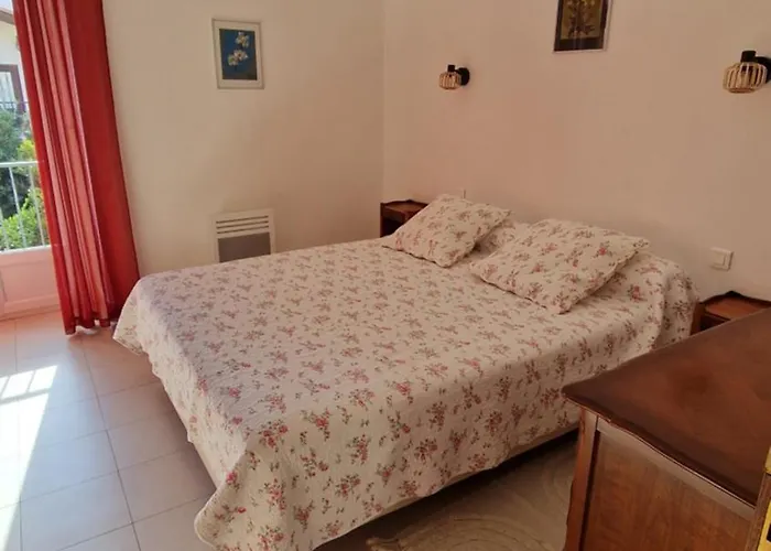 Au Premier Etage Dans Maison De Charme Avec Grand Jardin Au Rdc Διαμέρισμα