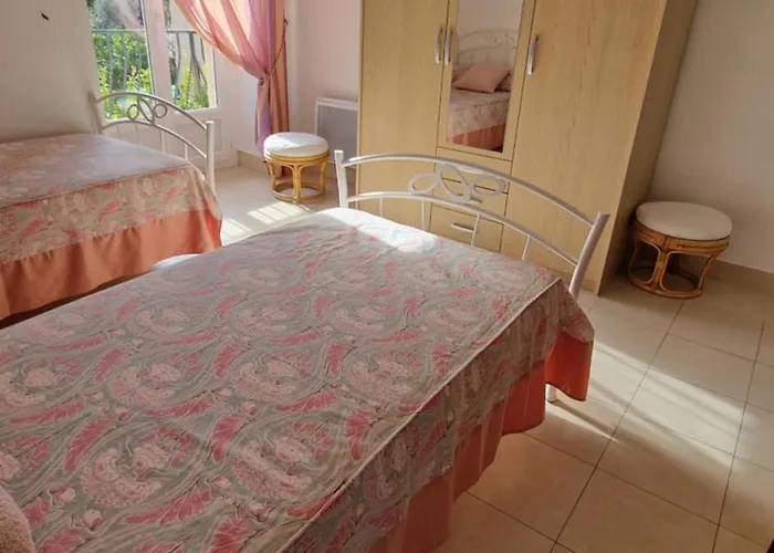 Au Premier Etage Dans Maison De Charme Avec Grand Jardin Au Rdc
