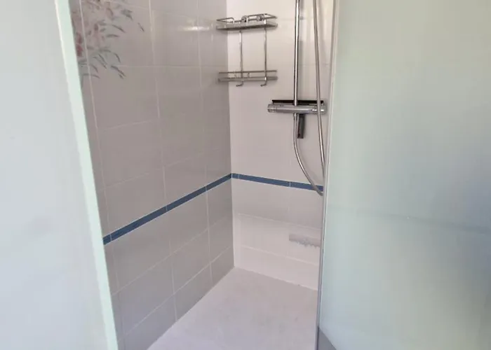 Au Premier Etage Dans Maison De Charme Avec Grand Jardin Au Rdc Διαμέρισμα